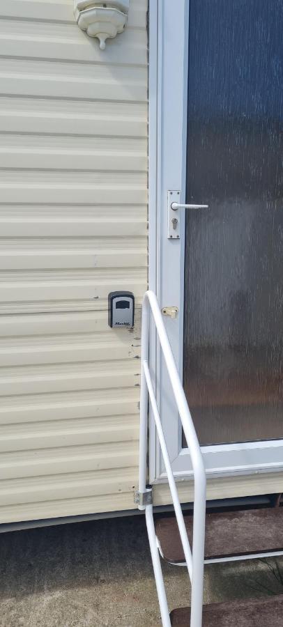 3 Bedroom Caravan, Sleeps 8 Lyons Lido Beach Prestatyn Buitenkant foto